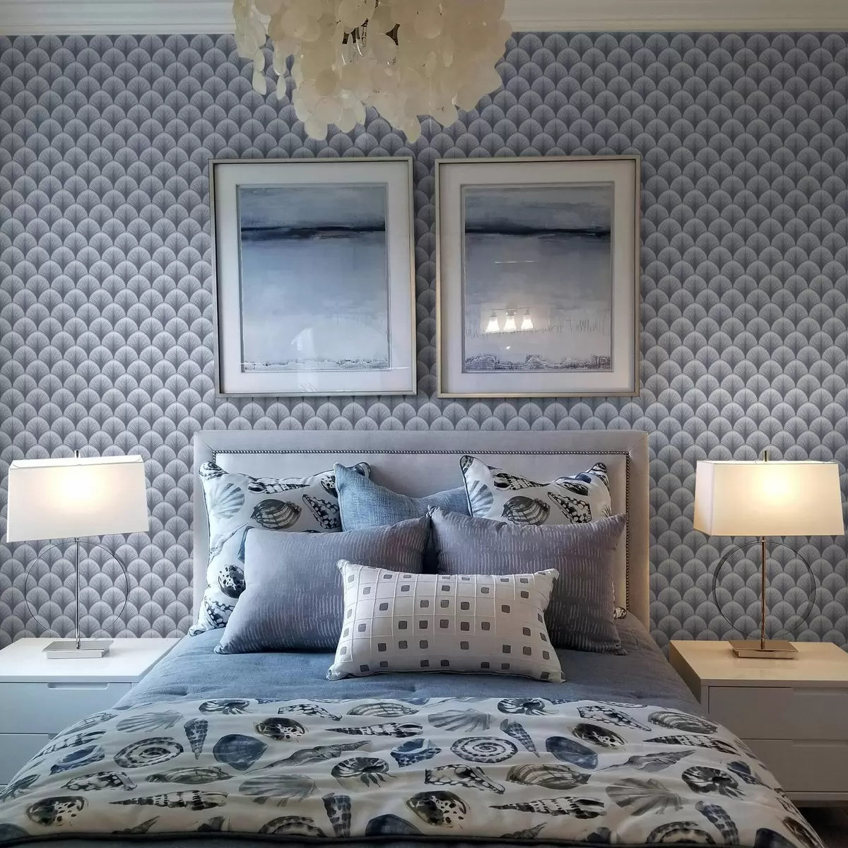 Tapety Modré oblúky s lúčmi na svetlomodrom pozadí a00978v1