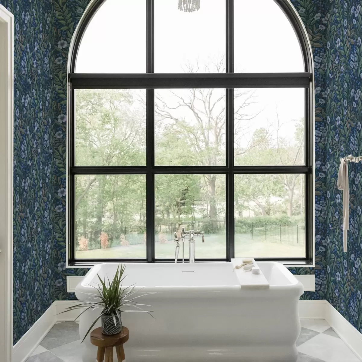 Tapety Polnočné modré bobule a biele kvety v hustom lístí a00994