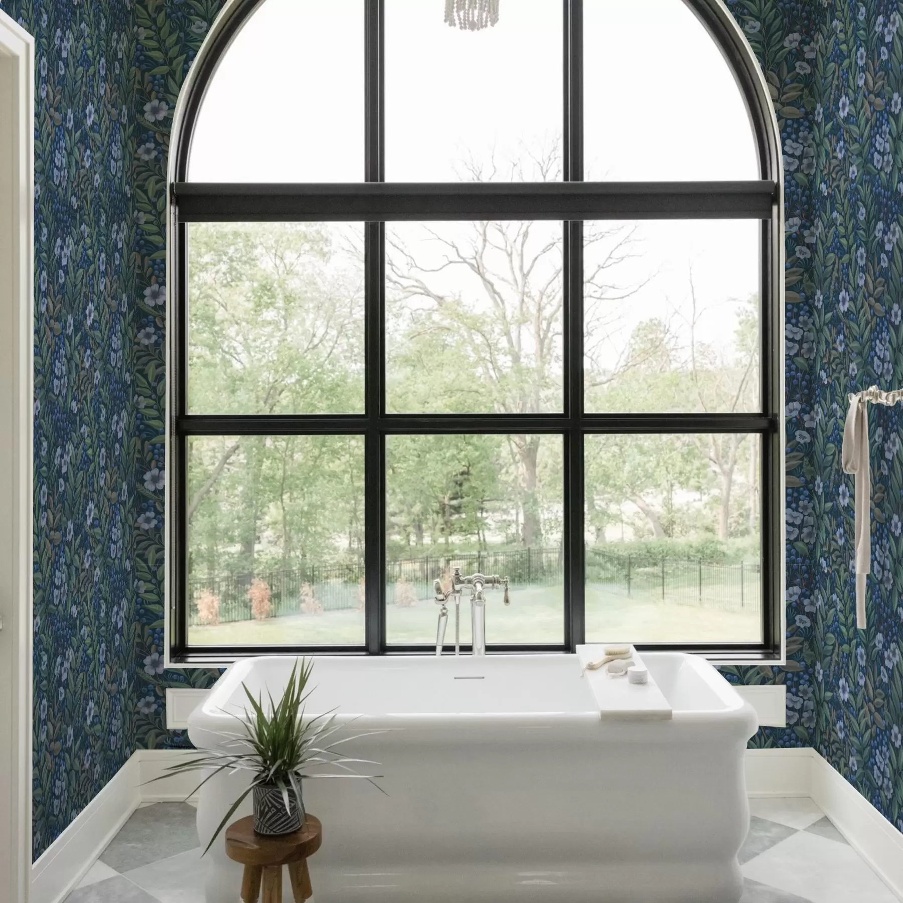 Fototapety Polnočné modré bobule a biele kvety v hustom lístí a00994