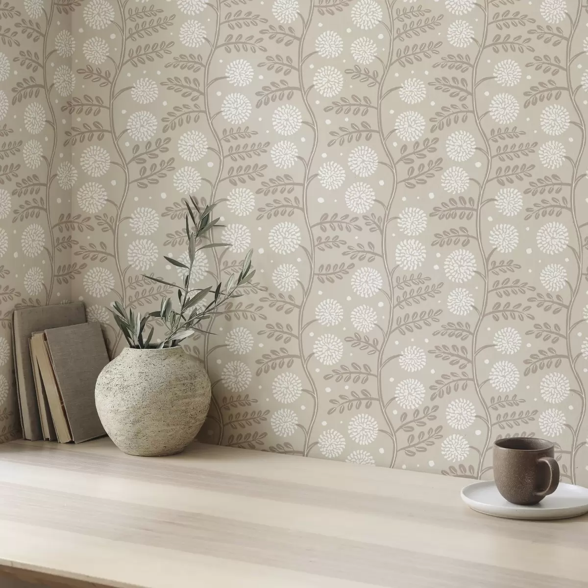 Tapety Béžové stonky s bielymi nadýchanými kvetmi a jemnými bodkami a00997