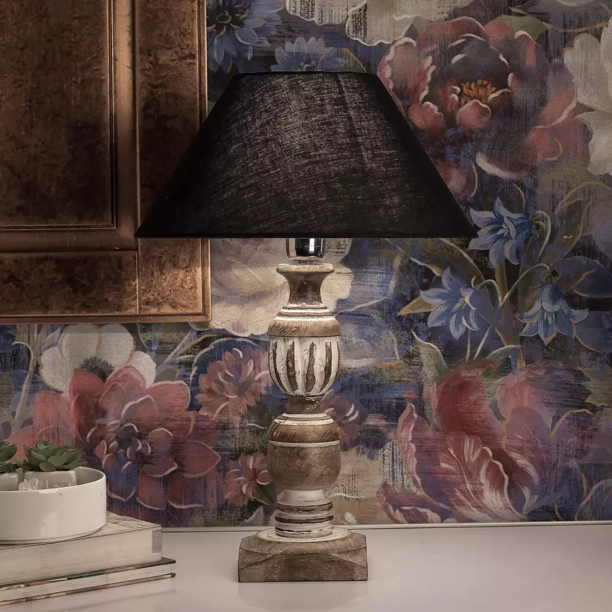 Tapety Maľovateľná kytica veľkých kvetov na tmavomodrom pozadí a01021