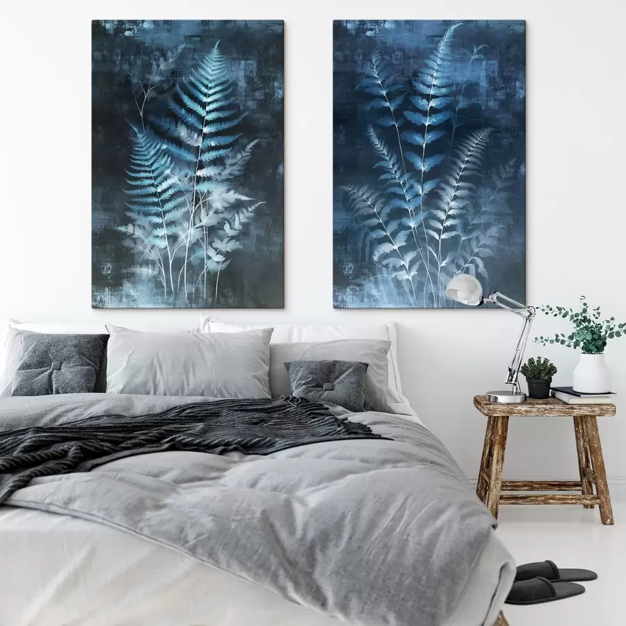 Obraz Modré paprade a rastliny na tmavom, textúrovanom pozadí, s dôrazom na zložité detaily, efekt röntgenového žiarenia m01121