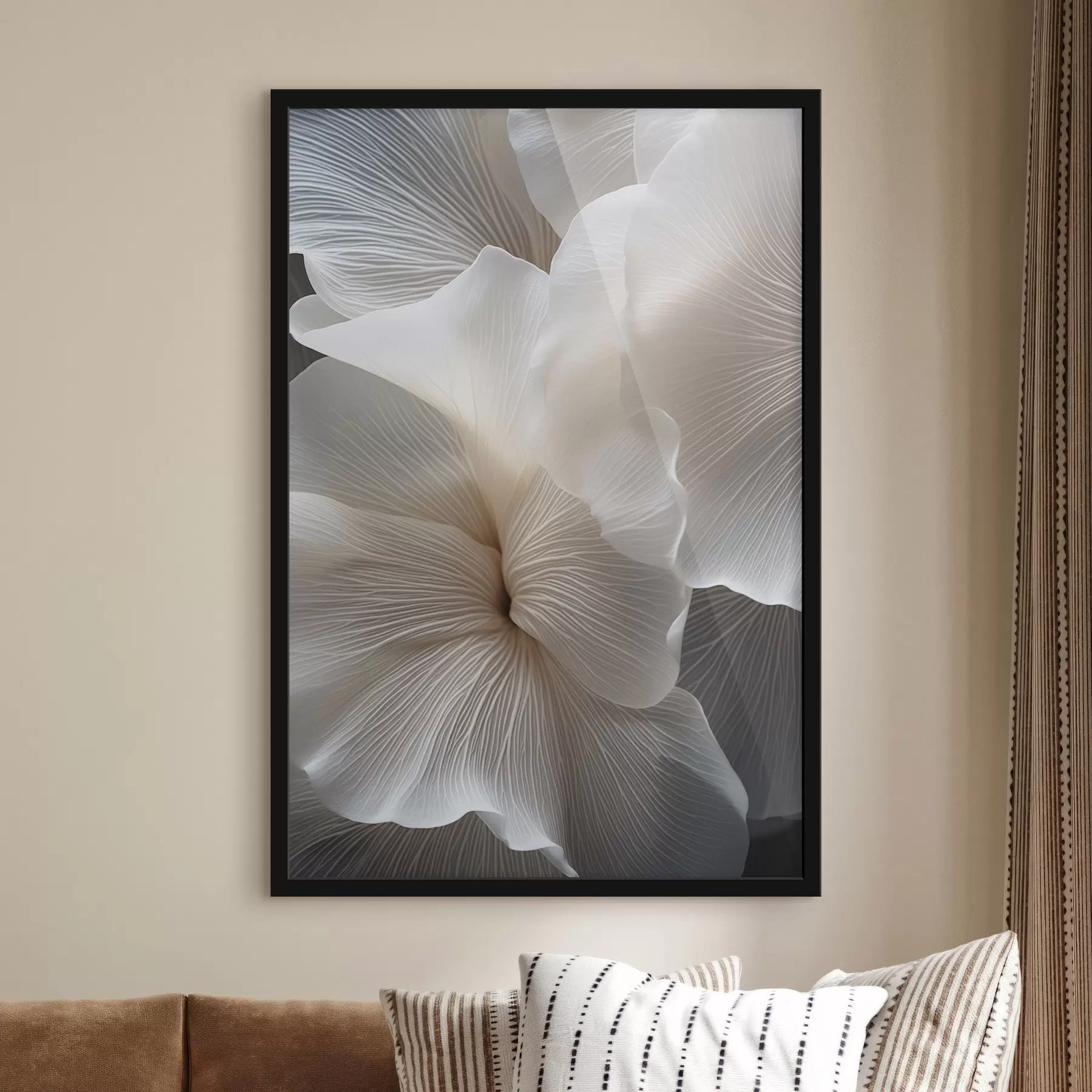 Fototapety Detail jemných abstraktných bielych okvetných lístkov so zložitými líniami a rozmazaným tmavým pozadím f47019