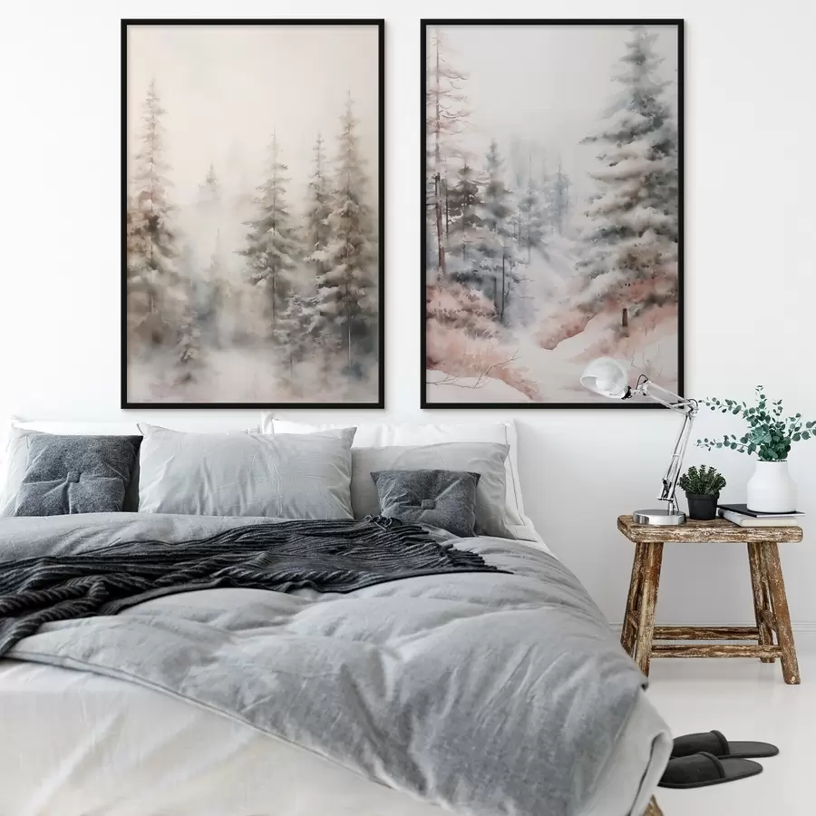 Fototapety Vysoké borovice pokryté snehom, stojace v hmlistom lese, jemná, tlmená zimná scéna d01011