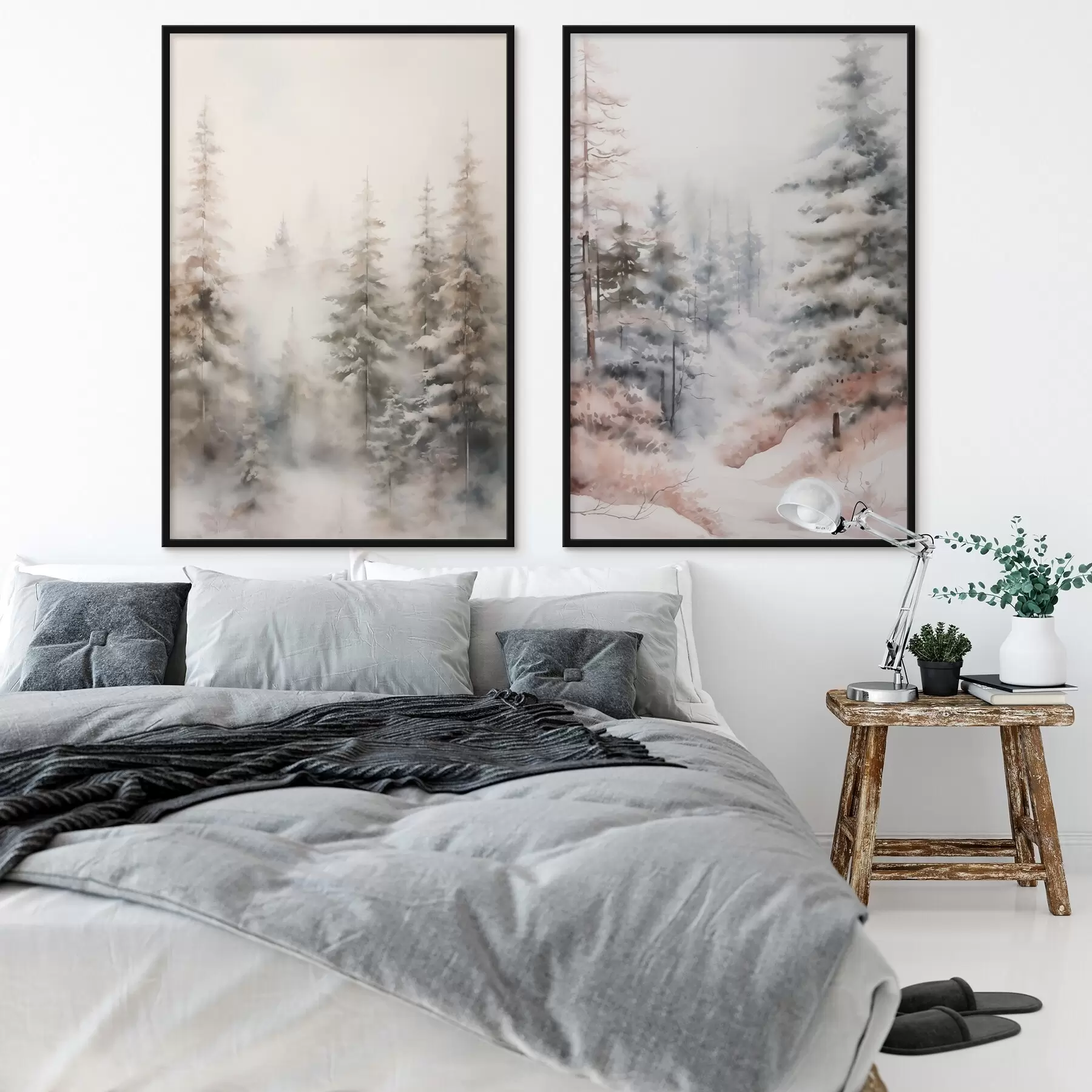 Fototapety Vysoké borovice pokryté snehom, stojace v hmlistom lese, jemná, tlmená zimná scéna d01011