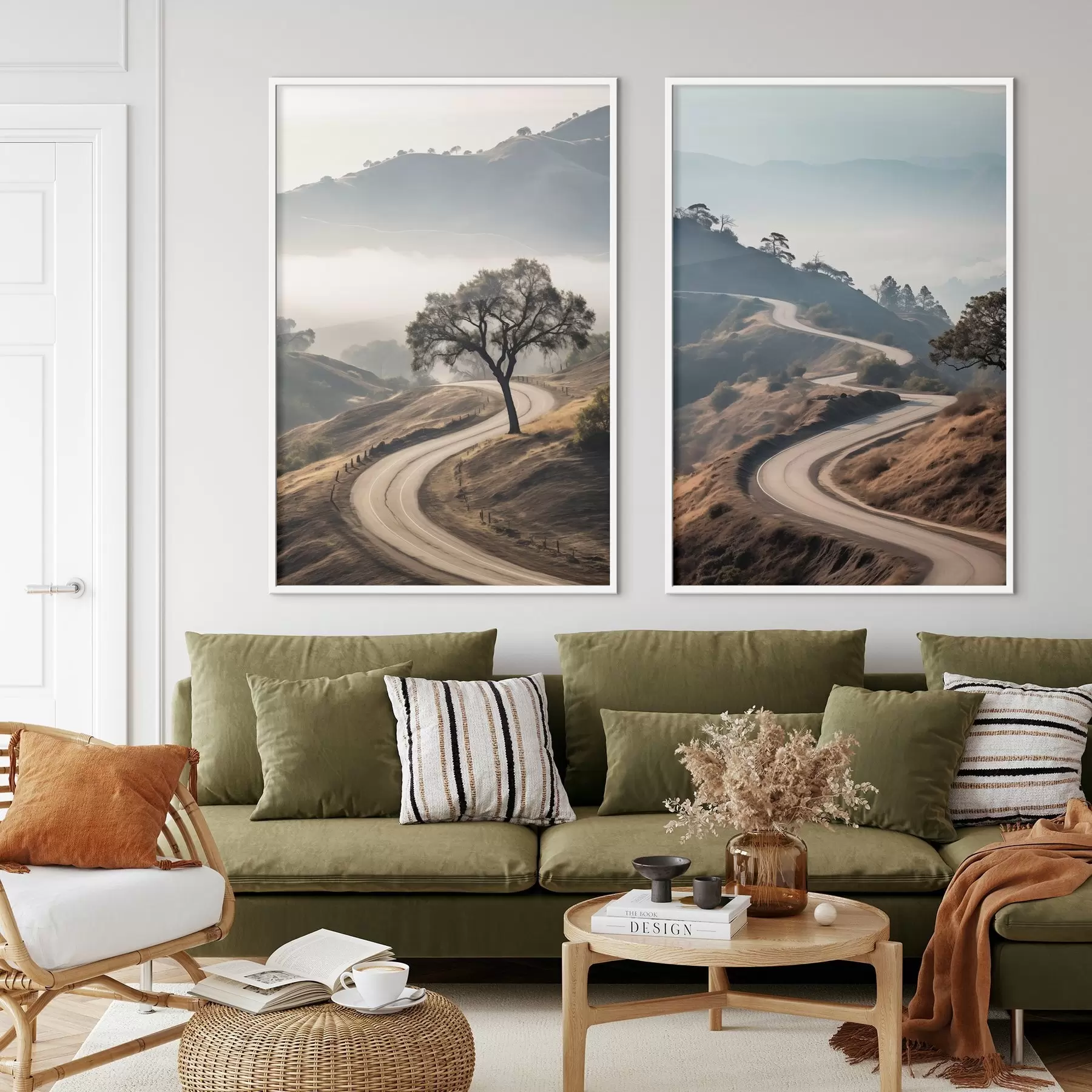 Fototapety Kľukatá cesta cez kopcovitú krajinu so suchou trávou pod jasnou oblohou s horami v diaľke d00887