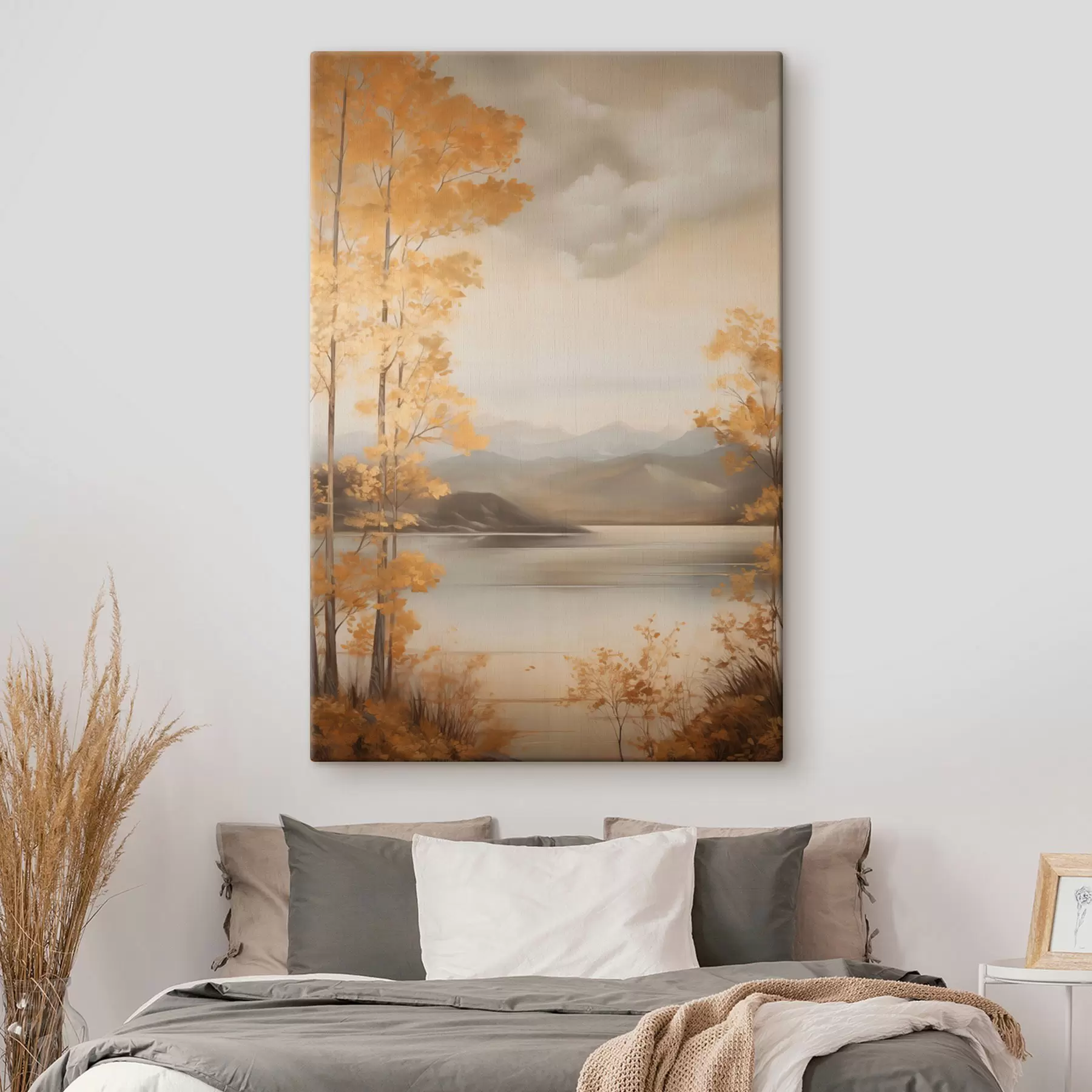 Obraz Jesenné stromy s oranžovými listami rámujú pokojné jazero s diaľkovými horami pod zamračenou oblohou. s47441