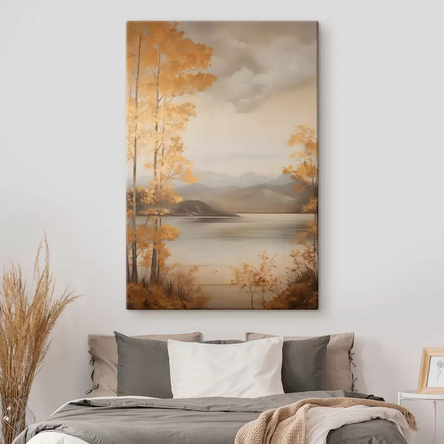 Obraz Jesenné stromy s oranžovými listami rámujú pokojné jazero s diaľkovými horami pod zamračenou oblohou. s47441