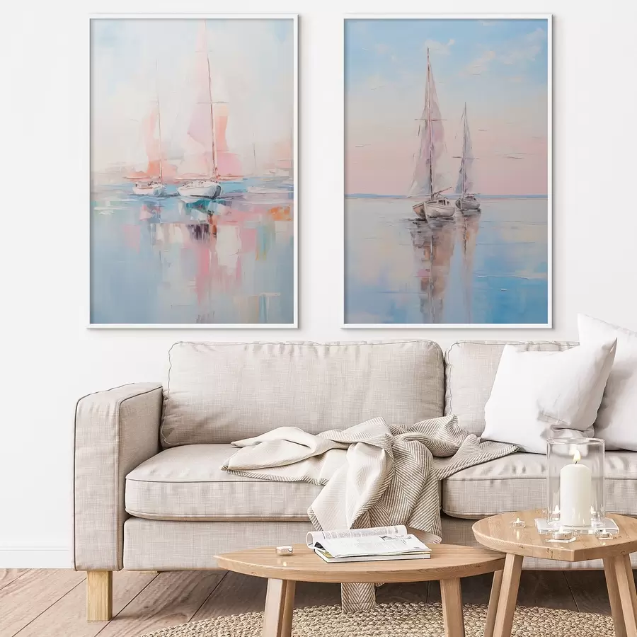 Fototapety Plachetnice s ružovými plachtami plávajúce na pokojnom mori, odrazy lodí vo vode, jemné pastelové farby d00648