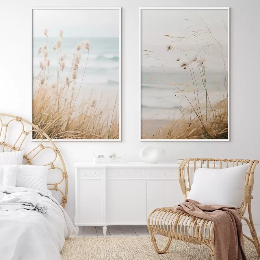 Fototapety Vysoká tráva s nadýchanými semenami, piesočnatá pláž a vlny oceánu v pozadí, jemná a tlmená paleta farieb d00650