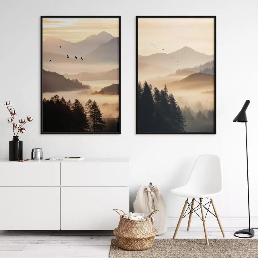 Fototapety Horská krajina s lesom a vtákmi lietajúcimi na oblohe , všetko pokryté hustou vrstvou hmly počas východu slnka d00651