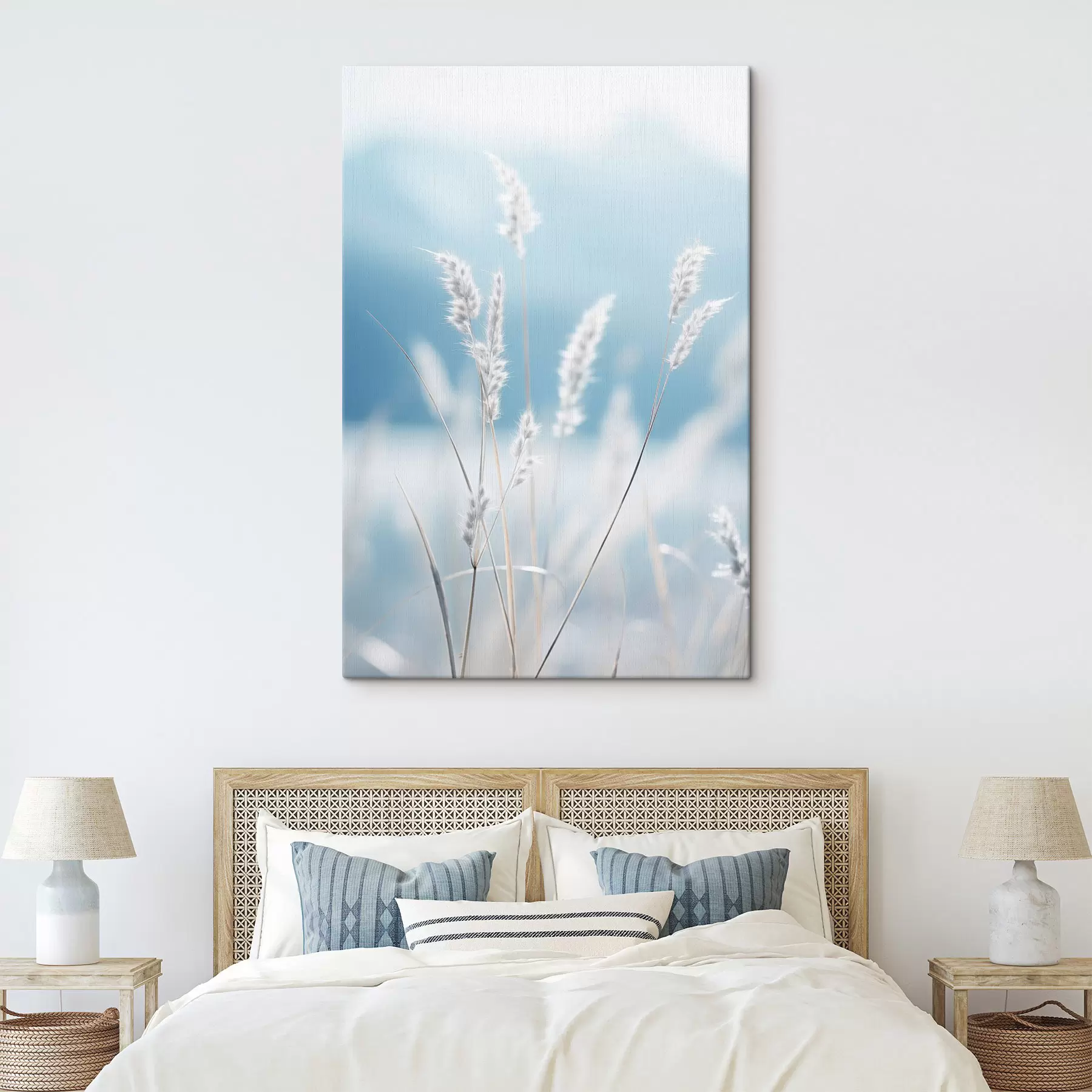 Obraz Biela nadýchaná tráva na pozadí jemnej modrej oblohy s malou hĺbkou ostrosti s47880