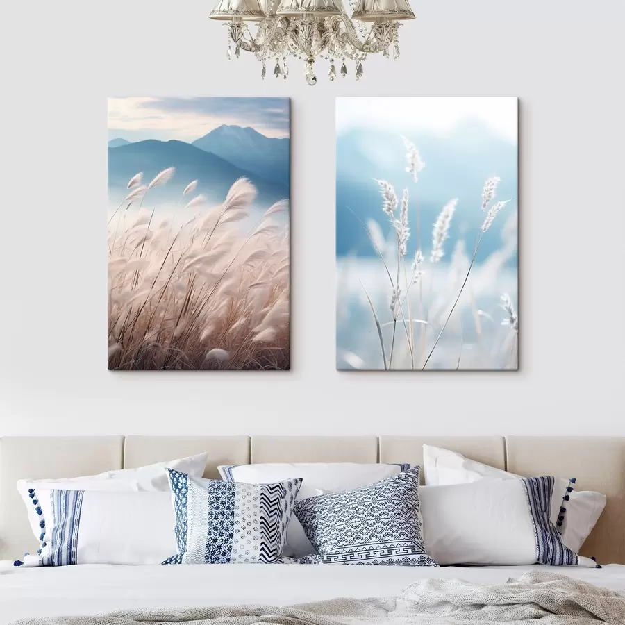 Obraz Vysoká, biela tráva pampasová vlajúca vo vetre s jemnými modrými horami v pozadí m30060
