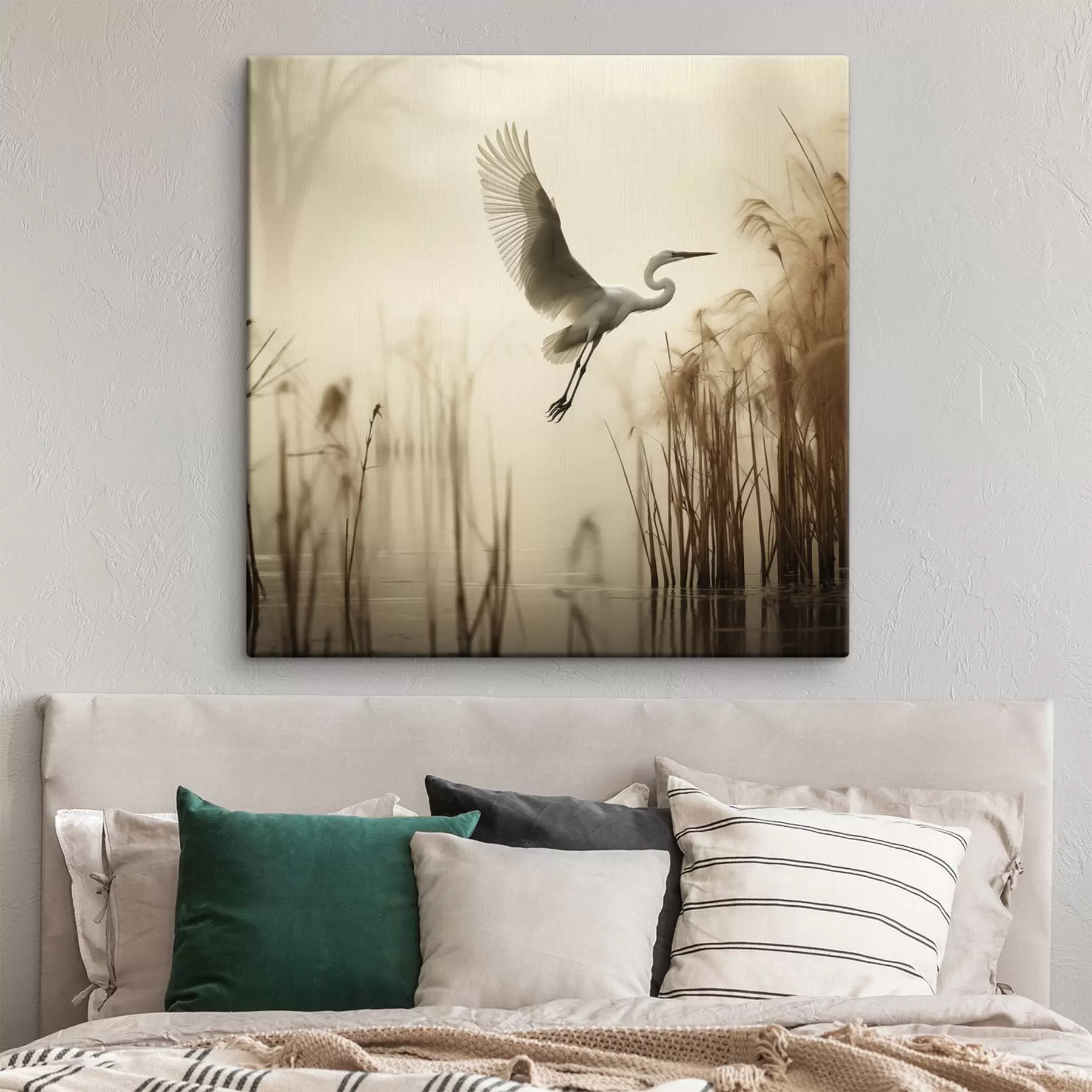 Obraz Nad jazerom lieta biela volavka, v pozadí ju obklopujú vysoké trstiny a stromy s48389